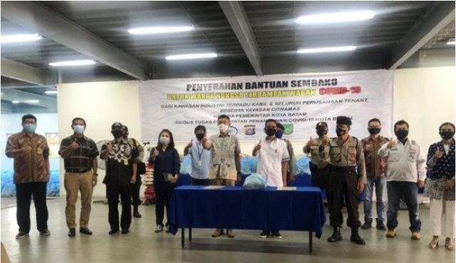 Penyerahan bantuan sembako secara simbolis dari Kawasan Industri Terpadu Kabil dan seluruh tenant serta Yayasan Citramas. (Foto: Yude/batamnews)