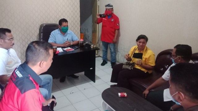 Proses mediasi antara pihak FPI dan pemilik warung tuak di Kecamatan Batang Kuis Sumut. Foto: Dok. Istimewa