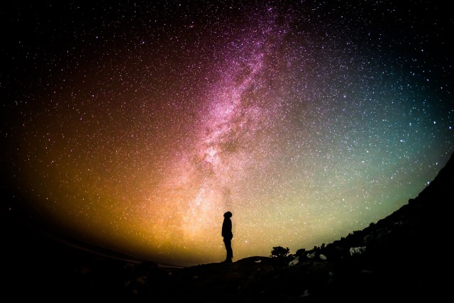 Ilustrasi manusia sedang mengamati benda langit di malam hari (Foto: Free-Photos from Pixabay )