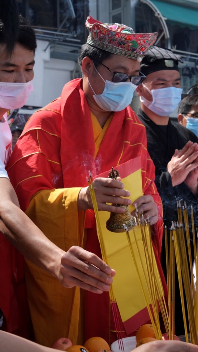 Para pendeta Tao yang mengenakan masker berdoa saat Festival Bun berlangsung di pulau Cheung Chau, Hong Kong, Kamis (30/4). Foto: REUTERS/Tyrone Siu