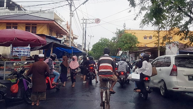 Suasana salah satu wilayah di Kota Manado yang mulai terlihat padat dan warga beraktivitas kembali normal di tengah pandemi corona
