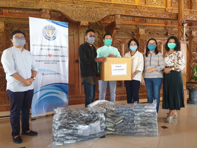 Penyerahan bantuan dari perwakilan relawan dokter Tirta kepada Soroptimist Indonesia chapter Yogyakarta, Kamis (30/4/2020). Foto: atx.