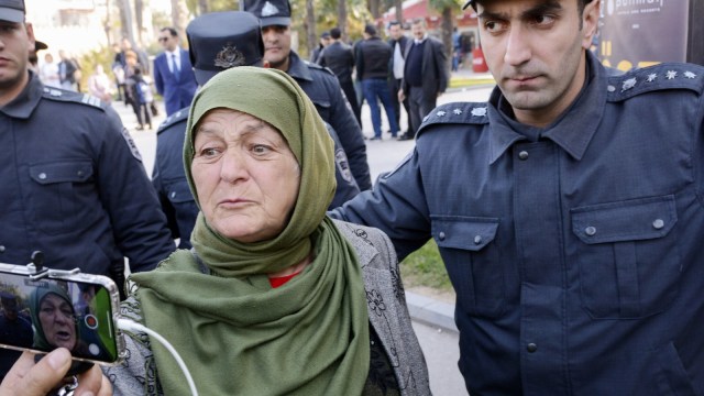 Penangkapan aktivis oposisi di Azerbaijan. Foto: Tofik Babayev/AFP