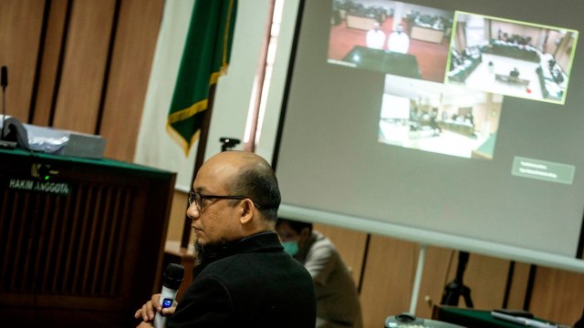 Penyidik KPK Novel Baswedan bersaksi dalam sidang lanjutan kasus penyiraman air keras terhadap dirinya, di Pengadilan Negeri Jakarta Utara, Kamis (30/4). Foto: ANTARA FOTO/Aprillio Akbar