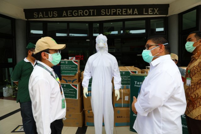 Perwakilan Asian Agri dan Tanoto Foundation menyerahkan bantuan APD ke Rumah Sakit USU. Foto: Istimewa