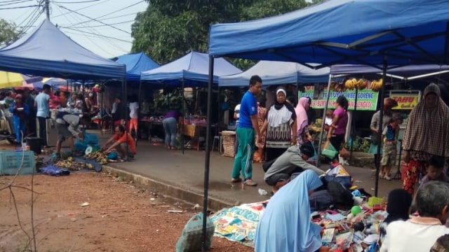 Pasar kaget di salah satu gang di Kecamatan Sagulung, Batam. Foto: Rega/kepripedia.com