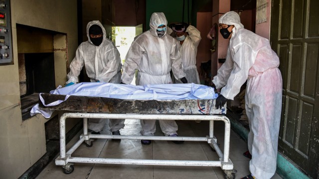 Petugas bersiap mengkremasi jenazahpasien virus corona di Manila, Filipina. Foto: AFP/MARIA TAN 