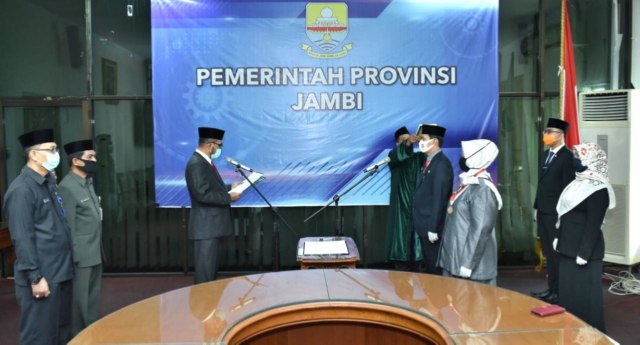 Pj Sekda Provinsi Jambi, Sudirman melantik dan mengambil sumpah janji 37 pejabat. Foto: Jambikita.id