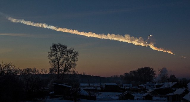 Meteor Chelyabinsk meledak di langit Rusia pada 15 Februari 2013. Pernah menjadi bagian batu yang sama dengan sebuah asteroid berjenis Apollo.   Foto: Wikimedia Commons