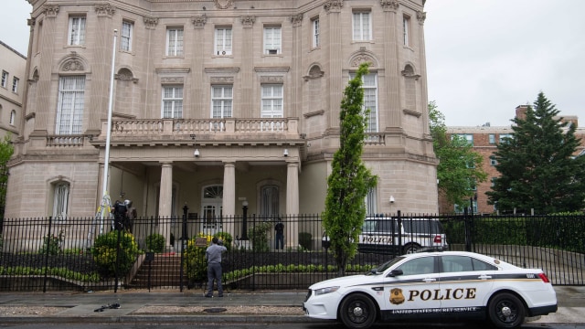 Anggota Dinas Rahasia Amerika Serikat melakukan penyelidikan penembakan di kedutaan Kuba di Washington, Amerika Serikat. Foto: AFP/NICHOLAS KAMM