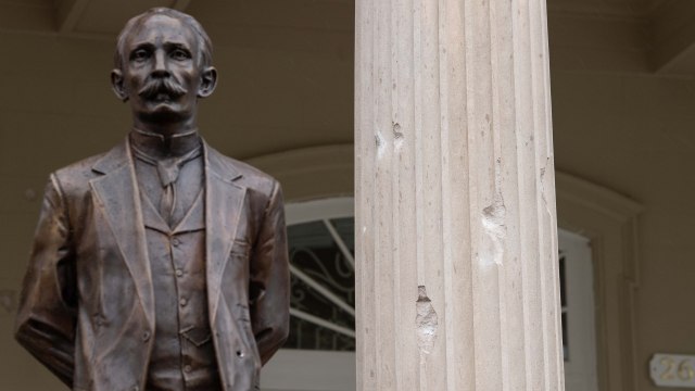 Sisa-sisa peluru di kolom depan kedutaan Kuba di Washington, Amerika Serikat. Foto: AFP/NICHOLAS KAMM