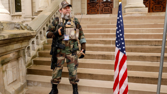 Demonstran Bersenjata Serbu Gedung Senat Michigan, Desak Lockdown ...