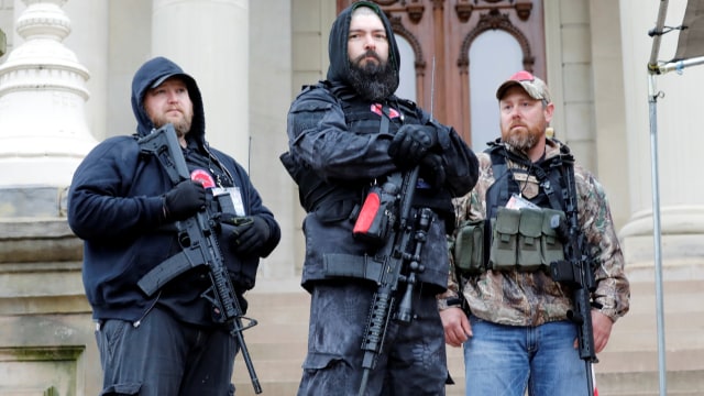 Demonstran Bersenjata Serbu Gedung Senat Michigan, Desak Lockdown ...