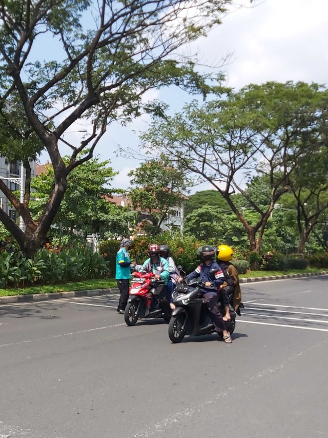 Buruh bagikan masker ke pengguna jalan saat peringatan May Day di Jateng. Foto: Afiati Tsalitsati/kumparan