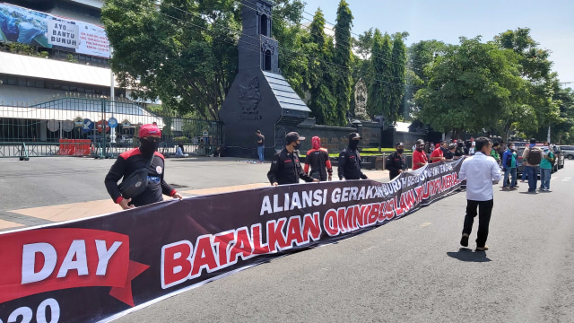 Aksi buruh saat peringatan May Day di Jateng. Foto: Afiati Tsalitsati/kumparan