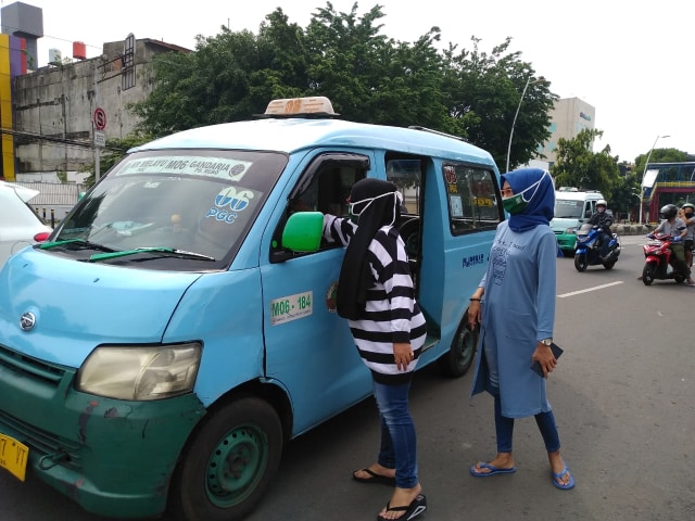 Relawan Covid-19 PKB Jakarta dan Perempuan Bangsa Bagikan Masker ke Sopir Angkot Foto : Istomewa