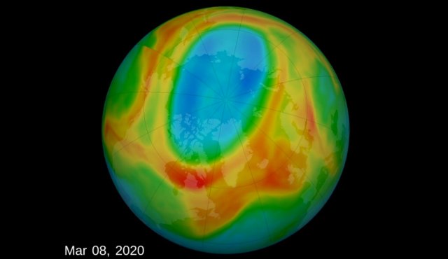 Lubang ozon yang terlihat di Arktik, Kutub Utara.  Foto: NASA