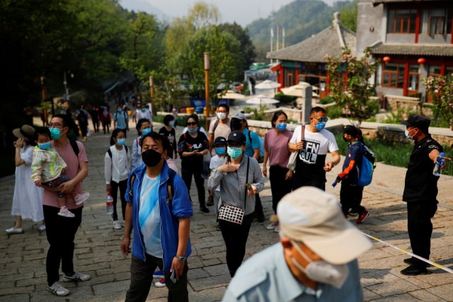 Wisatawan mengunjungi Gerbang Mutianyu Tembok Besar China pada hari libur Hari Buruh di Beijing, Kamis (1/5). Foto: REUTERS / Thomas Peter