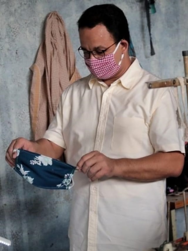 Anies Baswedan meninjau pembuatan masker untuk dibagikan. Foto: Dok. Pemprov DKI Jakarta