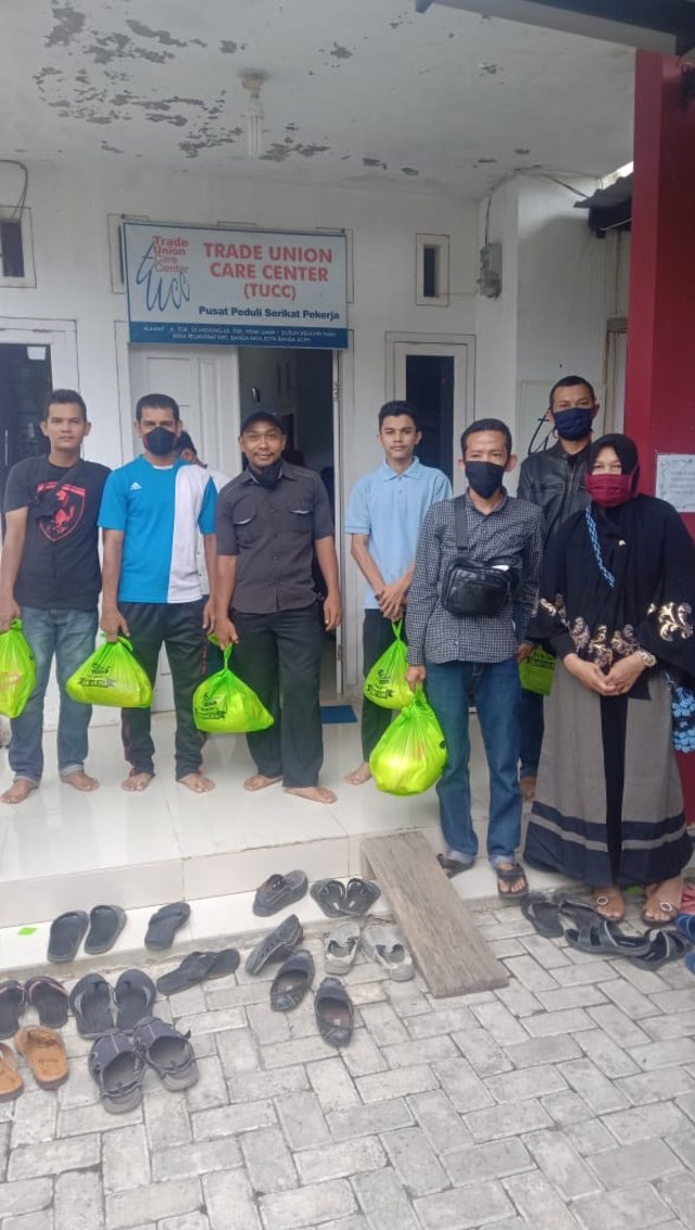 Aliansi buruh di Aceh bagikan sembako ke pekerja yang kena PHK. Foto: Dok. Istimewa
