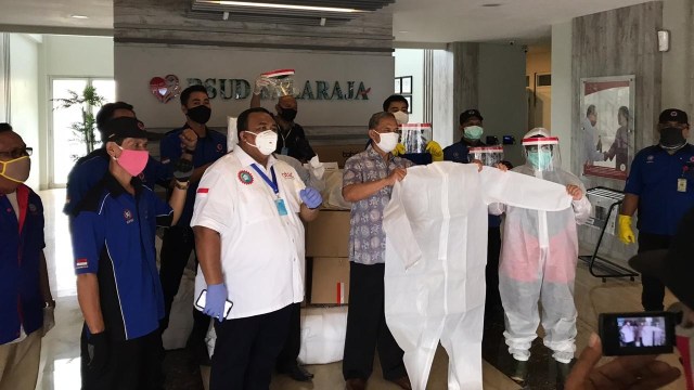 MPBI bagikan APD Peringati Hari Buruh.