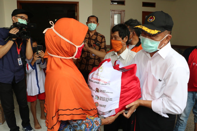 Menko PMK Muhadjir Effendy mengecek distribusi sembako di Koja, Jakarta Utara. Foto: Dok. Kemensos