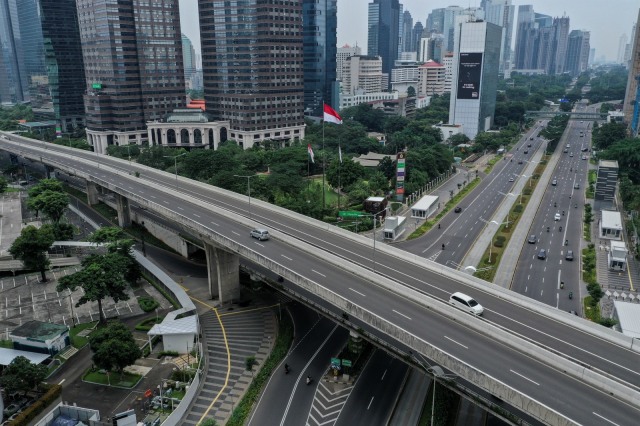 Foto udara suasana Jalan Jenderal Sudirman, Jakarta, Jumat (1/5/2020).  Foto: ANTARA FOTO/ Hafidz Mubarak