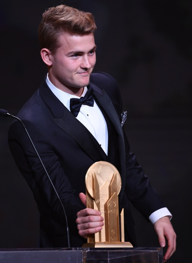 Matthijs de Ligt menerima penghargaan Kopa Trophy di Ballon d'Or 2019. Foto: AFP/Franck Fife