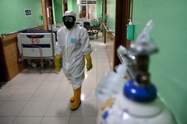 Seorang tenaga medis tengah berjalan di ruang khusus penanganan pasien COVID-19 di RSUDZA Banda Aceh. Foto: Suparta/acehkini