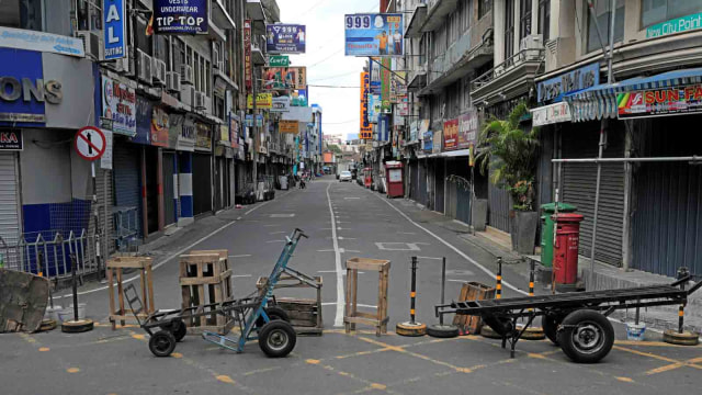 Toko-toko tutup untuk mencegah penyebaran virus corona di Kolombo, Sri Lanka. Foto: Reuters/Dinuka Liyanawatte