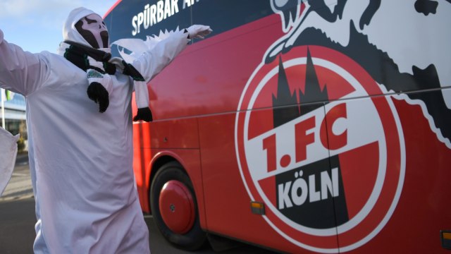 Bus FC Koeln tiba di markas Borussia Moenchengladbach. Foto: AFP/Ina Fassbender