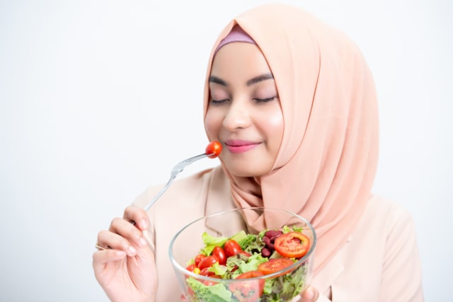 Ilustrasi ibu mengonsumsi makanan untuk diet. Foto: Dok. Shutterstock