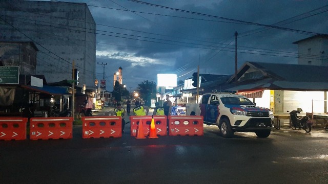 DISTERILKAN - Sejumlah akses jalan menuju Masjid Agung Nurul Yakin, Kuala Pembuang disterilkan oleh aparat kepolisian dari Polres Seruyan. (Ftoto: Ahmad Syafruddin/ Berita Sampit)