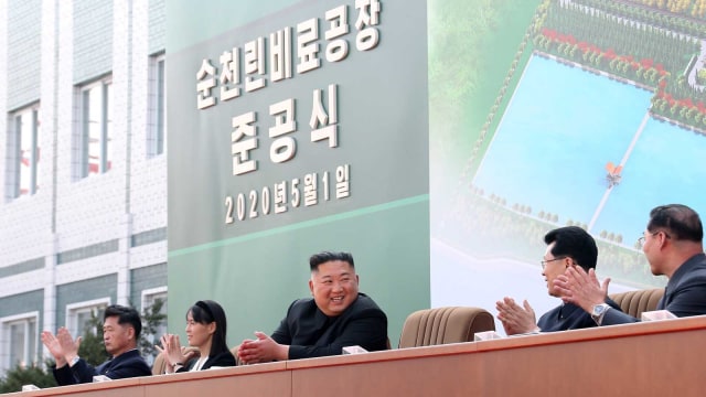 Pemimpin Tertinggi Korea Utara Kim Jong Un menghadiri pembukaan pabrik pupuk di utara Pyongyang, Korea Utara. Foto: KCNA/via REUTERS 