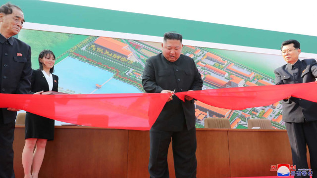 Pemimpin Tertinggi Korea Utara Kim Jong Un menghadiri pembukaan pabrik pupuk di utara Pyongyang, Korea Utara. Foto: KCNA/via Reuters