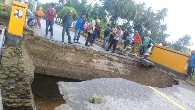 Kondisi Jembatan Maranda Poso yang putus akibat banjir yang terjadi pada Sabtu (2/5) dini hari. Foto: Istimewa