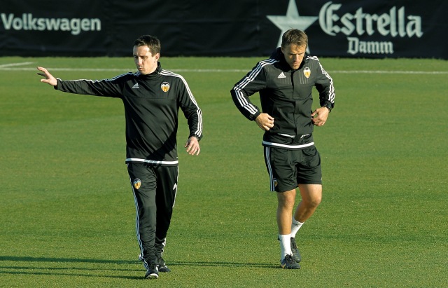 Gary Neville (kiri) dan Phil Neville saat melatih Valencia. Foto: AFP/JOSE JORDAN