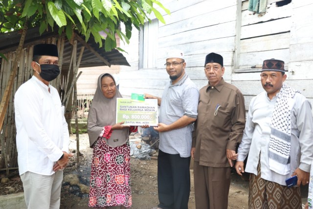 Penyerahan bantuan Santunan Ramadhan yang bersumber dari zakat secara simbolis oleh Kepala Baitul Mal Aceh, Armiadi Muda, kepada fakir miskin. Foto: Dok. BMA