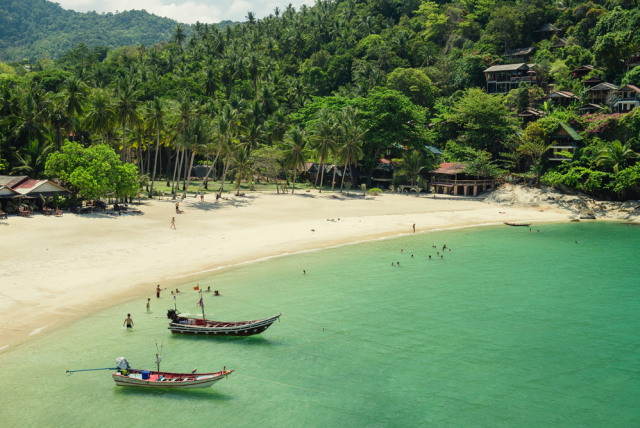 Perahu-perahu bersandar di Pantai Haad Salad yang indah di Koh Phangan, Thailand Foto: Shutterstock