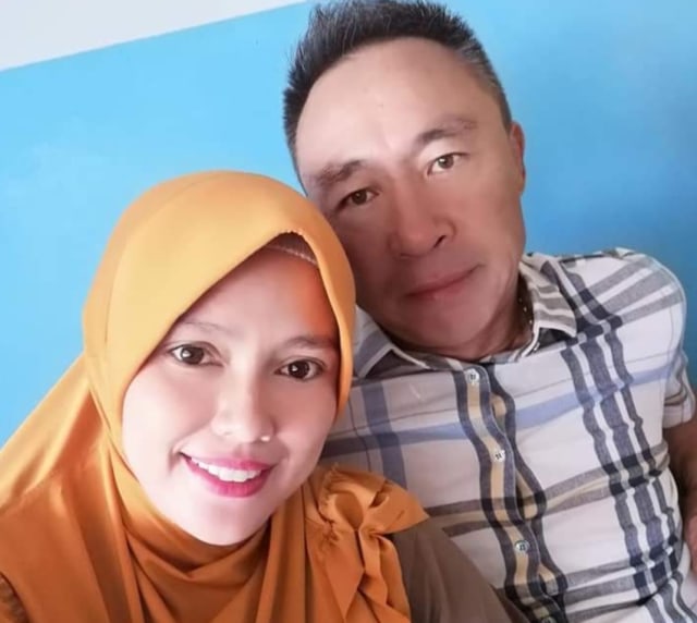 Mr Wang, WNA China bersama istrinya Nuriati yang merupakan Warga Negara Indonesia (WNI) asal Kabupaten Konawe Utara. Foto: Dok.Istimewa