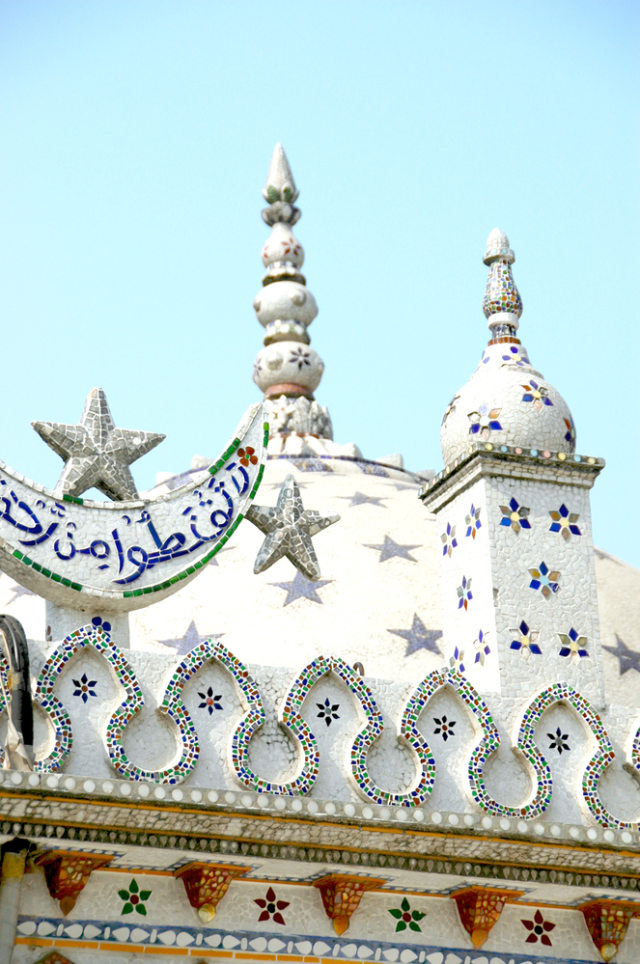 Kubah Masjid Bintang dihiasi dengan bintang berwarna biru dan corak cantik lainnya  Foto: Shutterstock