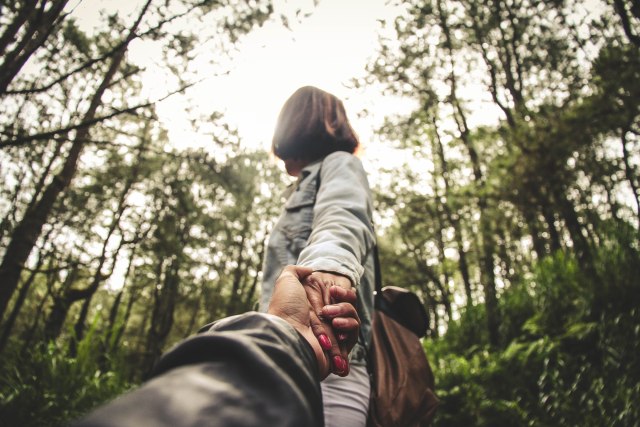 Ilustrasi zodiak yang jatuh cinta. (Foto: unsplash)
