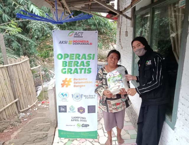 ACT Lampung menyalurkan bantuan beras dan 100 box makanan untuk warga RT 7, Lingkungan 2, Kelurahan Kedaton, Kota Bandar Lampung, Jumat (1/5) | Foto: Dok. ACT Lampung