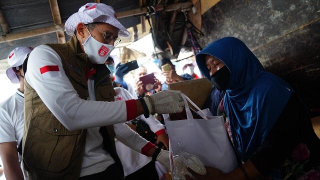 Mantan Wakil Gubernur DKI Jakarta Sandiaga Uno beri bantuan sembako hingga alat tulis untuk anak pemulung di Bantargebang. Foto: Dok. Istimewa