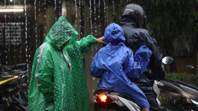 Cuaca Hari Ini: Waspada Hujan Disertai Angin Kencang di Jakbar hingga Jaksel (112247)