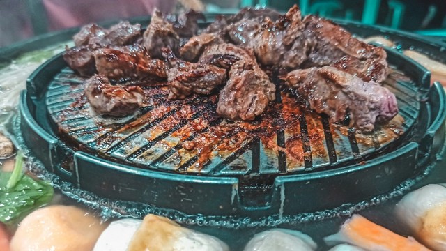 Ilustrasi Memanggang Daging Menggunakan Saus Barbeque Kopi. Foto: Helmi Afandi Abdullah/kumparan