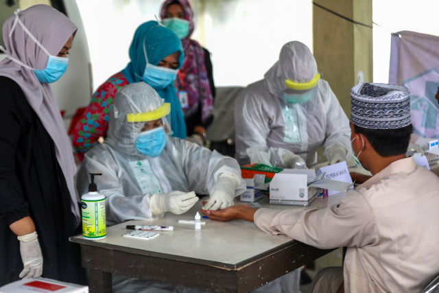 Petugas kesehatan melakukan rapid test bagi ODP di Kabupaten Aceh Besar, (23/4/2020). Foto: Suparta/acehkini