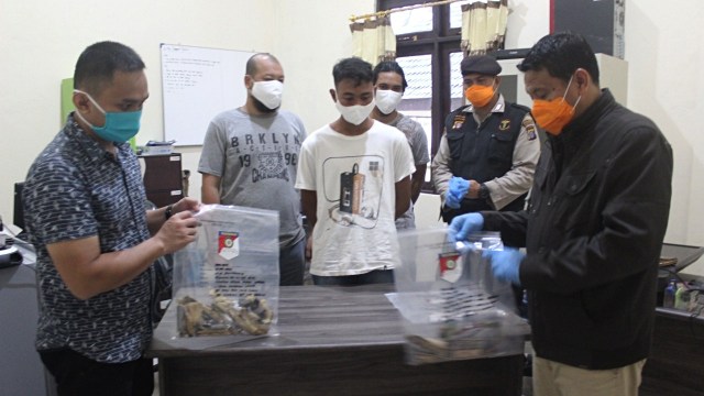 Petugas kepolisian menunjukan barang bukti benda yang diduga Bom rakitan. Foto: Dok. Polda Kalimantan Tengah