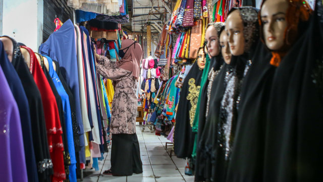 Calon pembeli melihat model busana muslim di Pasar Anyar, Kota Tangerang, Banten, Sabtu (2/5/2020). Foto: ANTARA/Fauzan