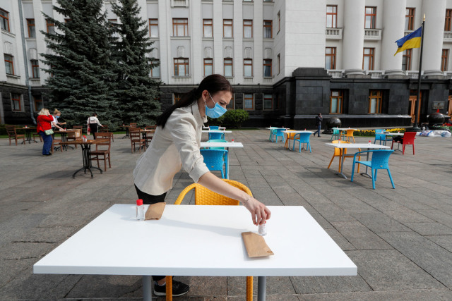 Pengusaha restoran di Ukraina berunjuk rasa dengan menggelar meja dan kursi restoran di depan Kantor Presiden Ukraina. Foto: Reuters/VALENTYN OGIRENKO